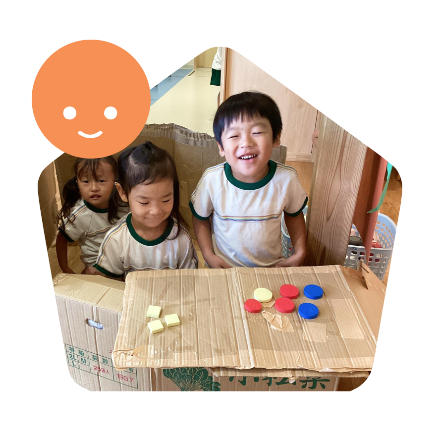 工作で作った家で遊ぶこどもたち