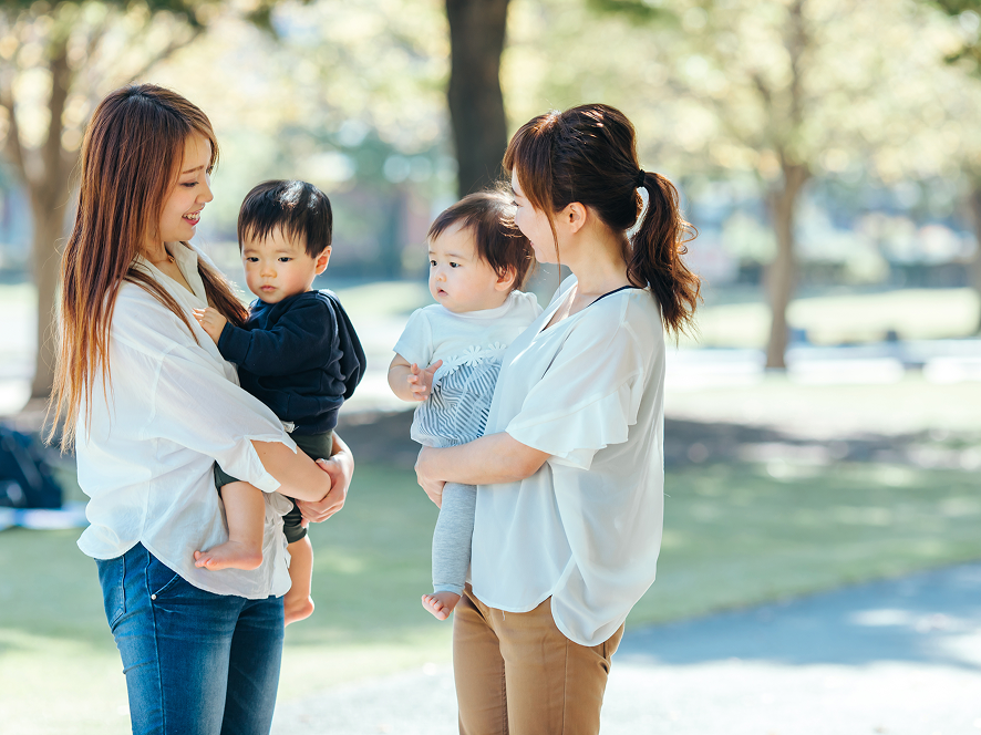 子育てでつながる母親たちのイメージ