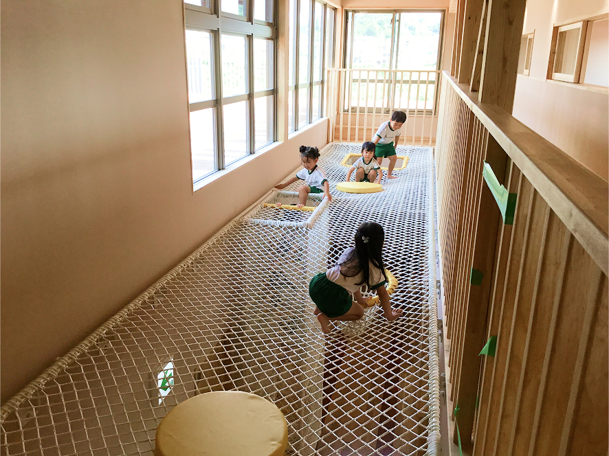 ネット遊具で遊ぶ子供